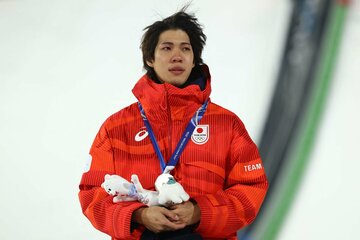 悔しさの残る表情で、銀メダルを受け取った二階堂蓮（ロイター）
