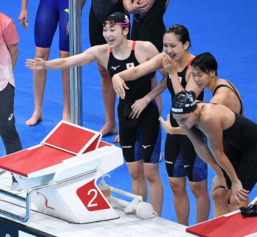  最終泳者の五十嵐に声援を送る左から池江、渡部、小西