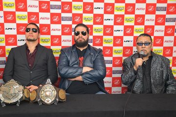 斉藤ジュン(左)、斉藤レイ(中)をサポートするTARU
