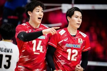 スロベニア戦に快勝した男子代表の石川祐希(左)と高橋藍（Volleyball World提供）