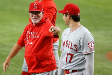 エンゼルス時代のマドン監督と大谷翔平（ロイター）