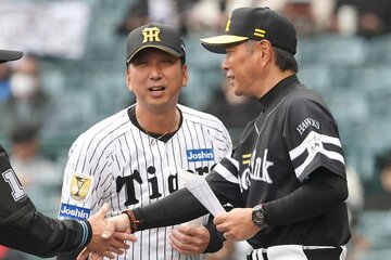 メンバー表交換時に、ソフトバンク・小久保監督(右)から思わぬ声掛けを受けた阪神・藤川監督