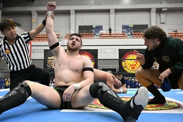 ハートリー・ジャクソン(奥)を下し、２回戦を突破したカラム・ニューマン。右はゼイン・ジェイ