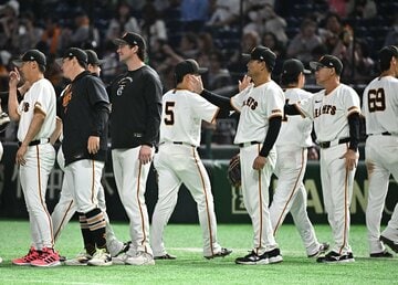 ヤクルトに快勝。ナインを出迎える橋上監督代行