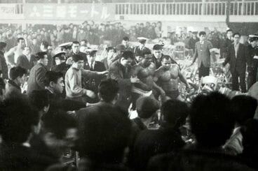 ワルドーとレンジは観客とも乱闘。前代未聞の大暴動となった