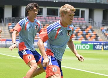 ボールを追う堂安律（手前）と小川航基