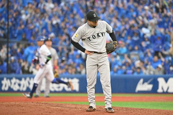 筒香嘉智（左）にこの日２本目となる本塁打を浴びた山崎伊織