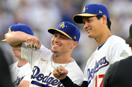 キケことエンリケ・ヘルナンデス（左）と大谷翔平（ロイター）