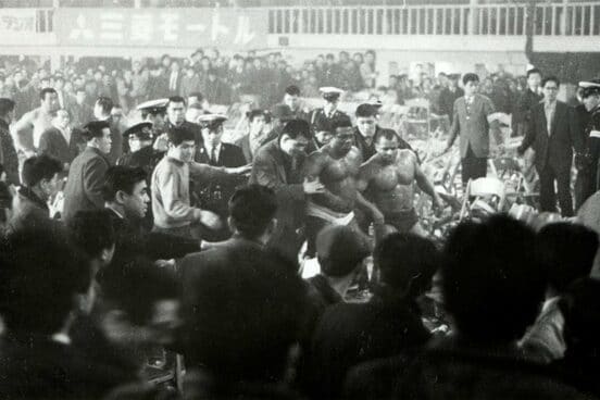 ワルドーとレンジは観客とも乱闘。前代未聞の大暴動となった