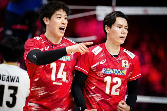 スロベニア戦に快勝した男子代表の石川祐希(左)と高橋藍(Volleyball World提供)