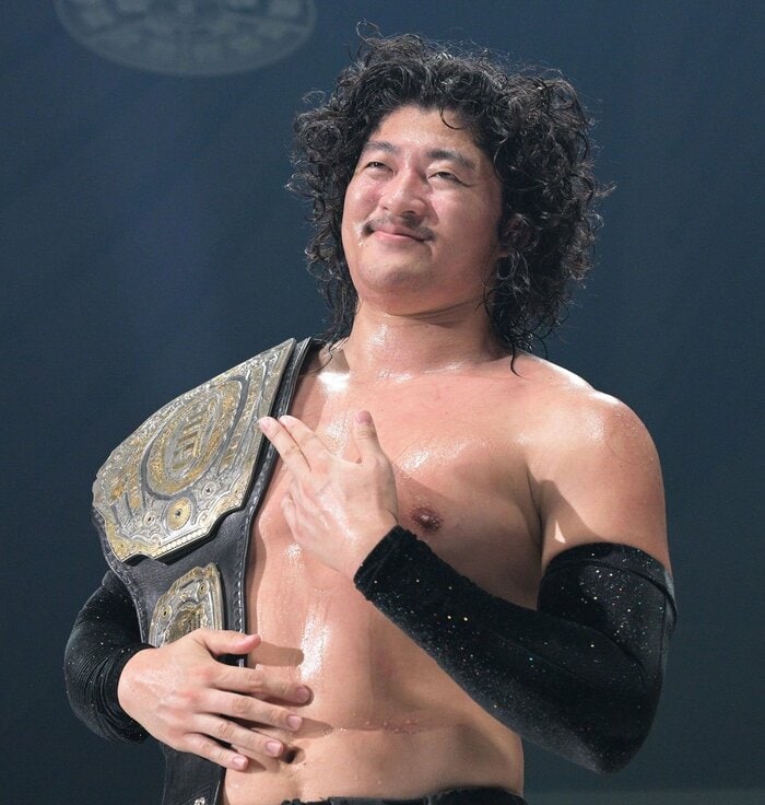 内藤がリングに置いていったベルトを手にするOZAWA