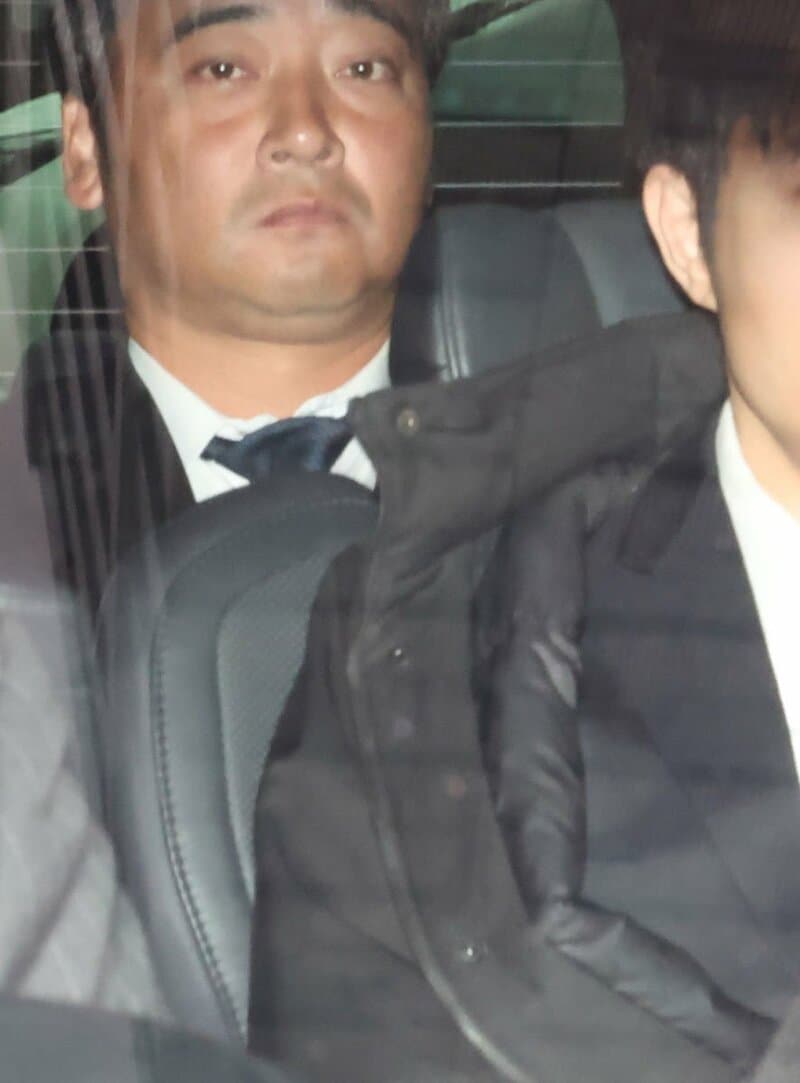 今月13日、初公判を終えて地裁を出る斉藤慎二被告