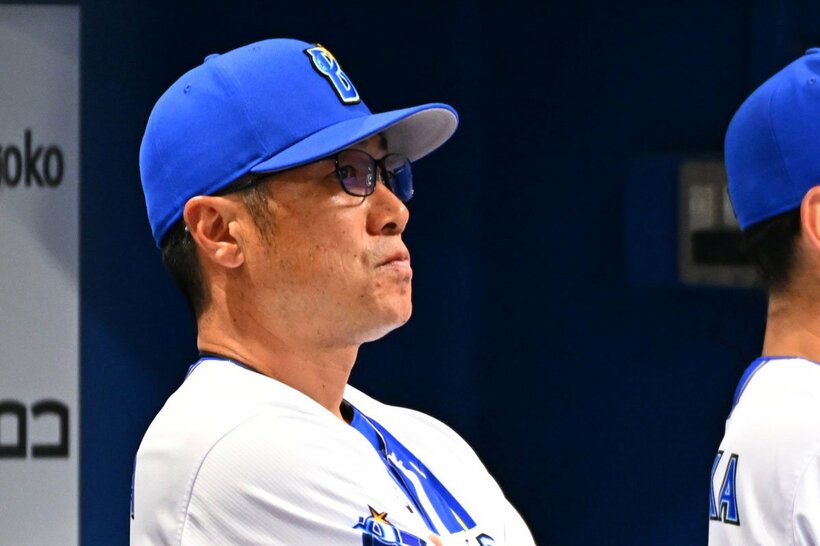 ベンチで険しい表情のでDeNA・相川監督