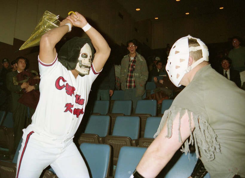  ジェイソン・ザ・テリブル（右）を傘で殴打するクリプト・キーパー（東スポWeb）