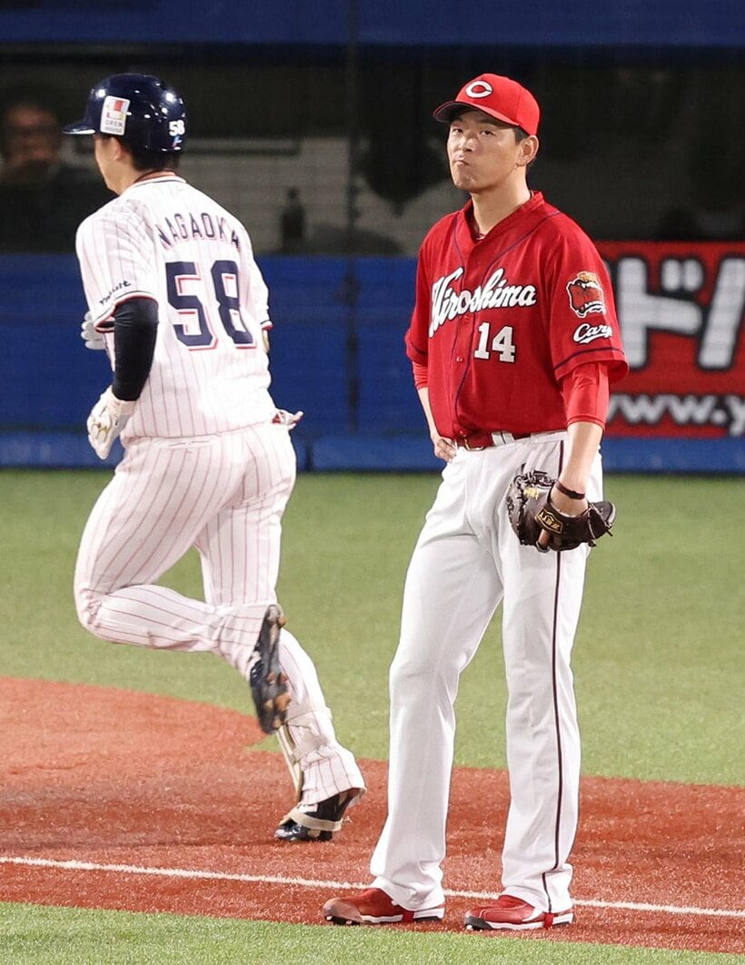  ６回、ヤクルト・長岡(左)に２ランを許した広島・大瀬良（東スポWeb）