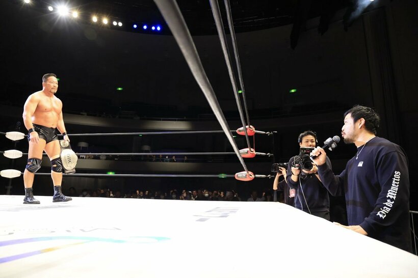 杉浦貴(左)一騎打ちを迫るKENTA（©NOAH）