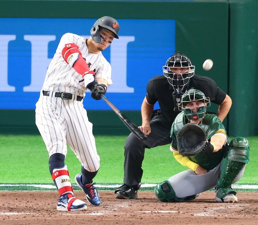 ８回、代打の佐藤輝明は適時打を放った