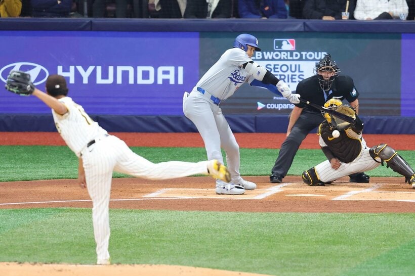 ダルビッシュ有（左）に遊ゴロに抑えられた大谷翔平（中）