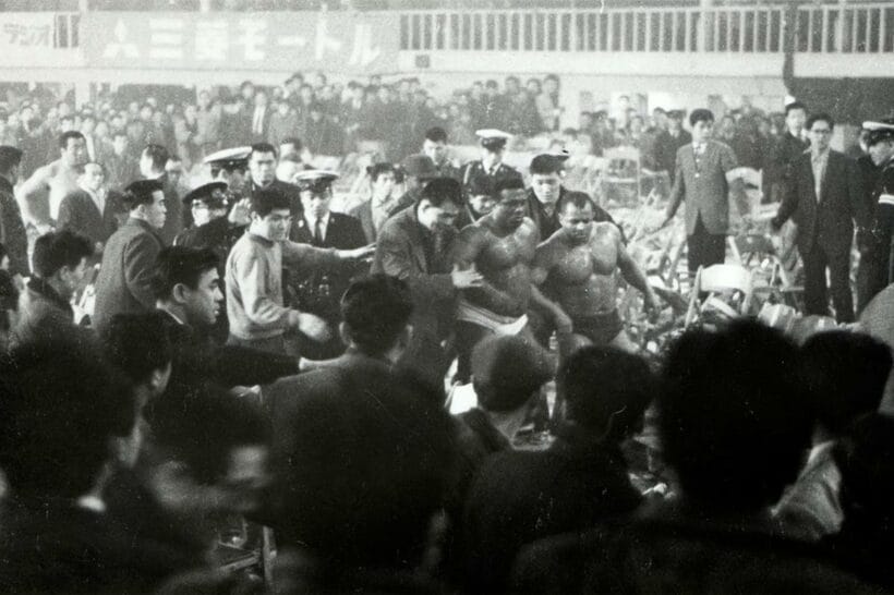 ワルドーとレンジは観客とも乱闘。前代未聞の大暴動となった