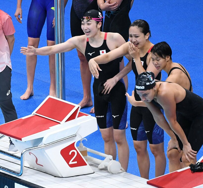  最終泳者の五十嵐に声援を送る左から池江、渡部、小西