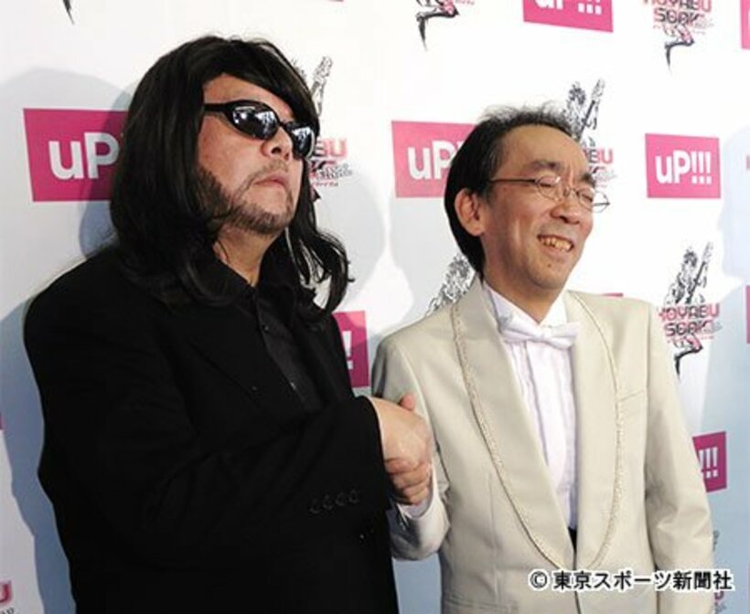 ニセ佐村河内と握手する新垣氏（右）