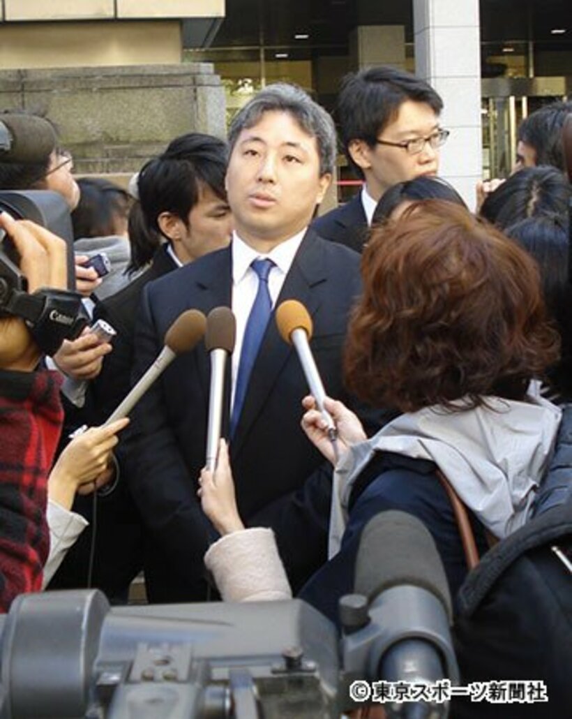 報道陣に対応する代理人の緒方弁護士