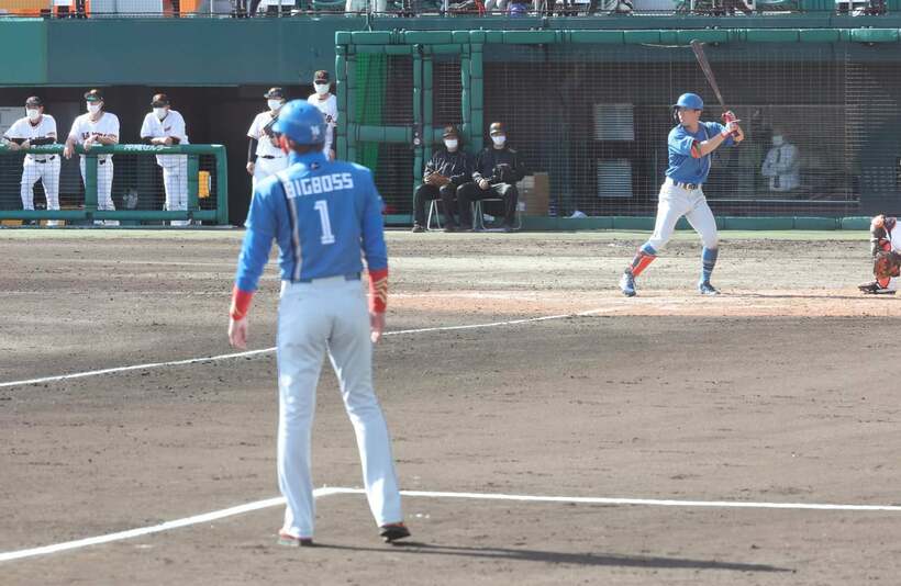  サードベースコーチを務めた新庄剛志監督(東スポWeb)