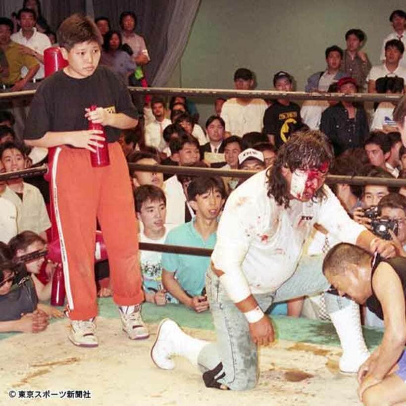 ＦＭＷ時代の大仁田に花さんの母・響子さん（左）がセコンドに就いた（９３年６月）