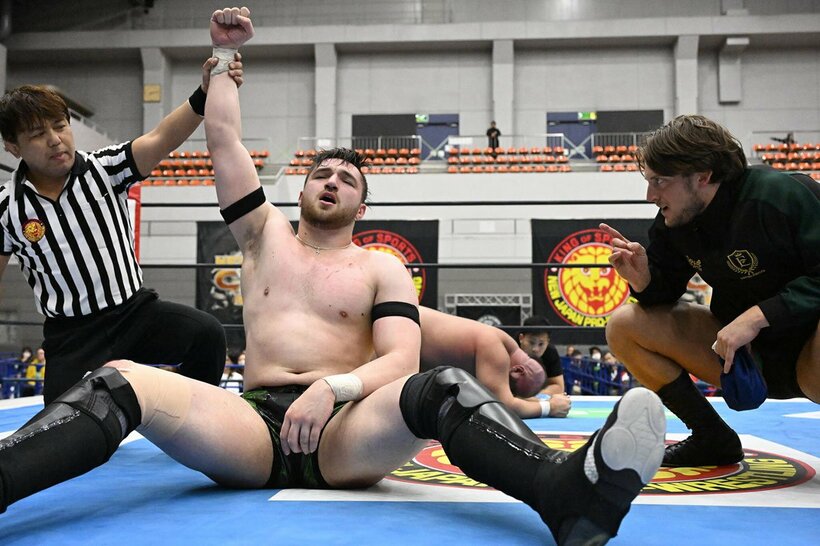 ハートリー・ジャクソン(奥)を下し、２回戦を突破したカラム・ニューマン。右はゼイン・ジェイ