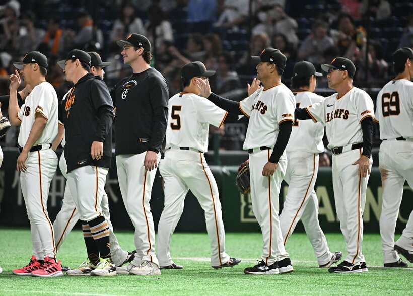 ヤクルトに快勝。ナインを出迎える橋上監督代行
