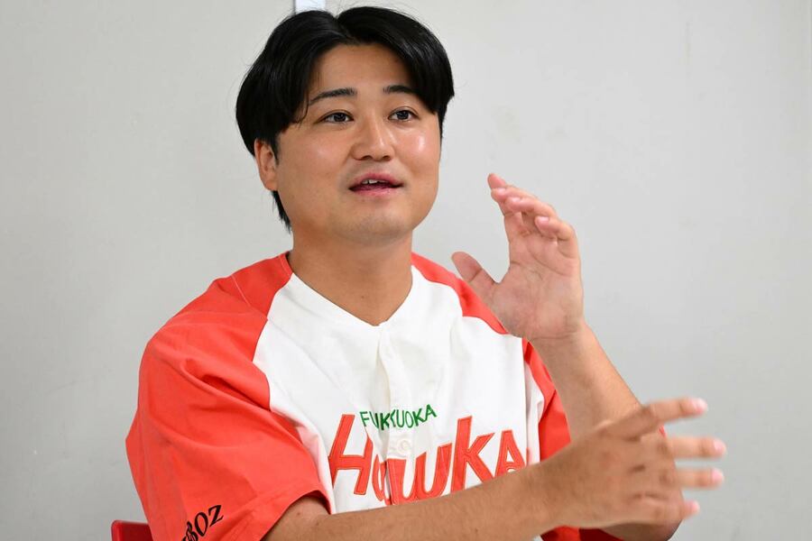 インタビューに答えるあらた
