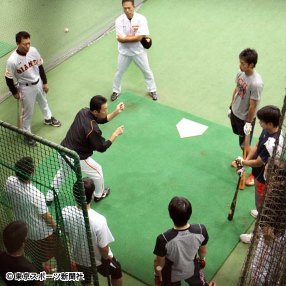 川相ヘッドコーチ（中央）の“バント塾”を真剣なまなざしで見つめる選手たち