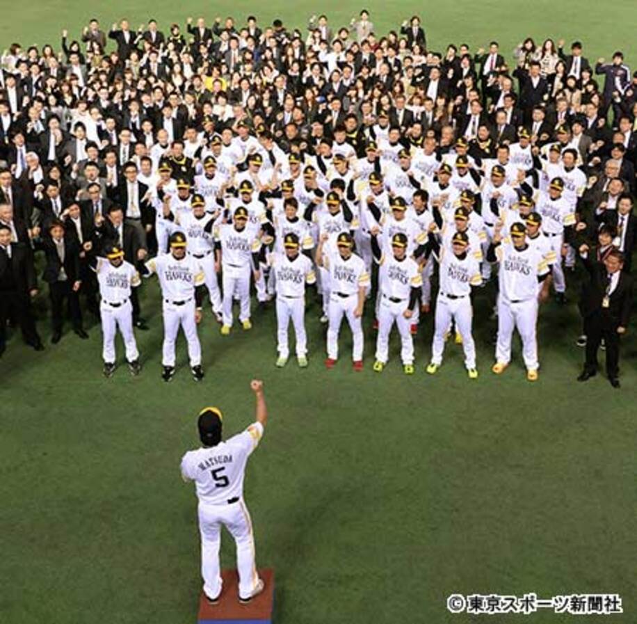 松田(下)の号令で今季スローガン「俺がやる。」と唱和する選手、球団スタッフ