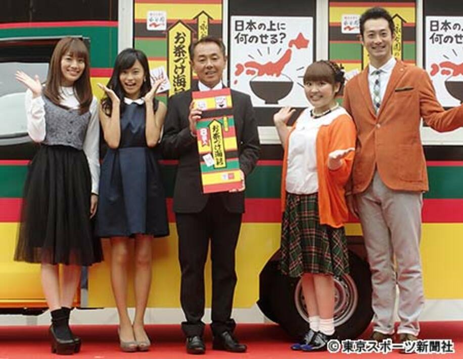 左から佐藤美希、小島瑠璃子、「永谷園」永谷社長、柳原可奈子、宮下純一