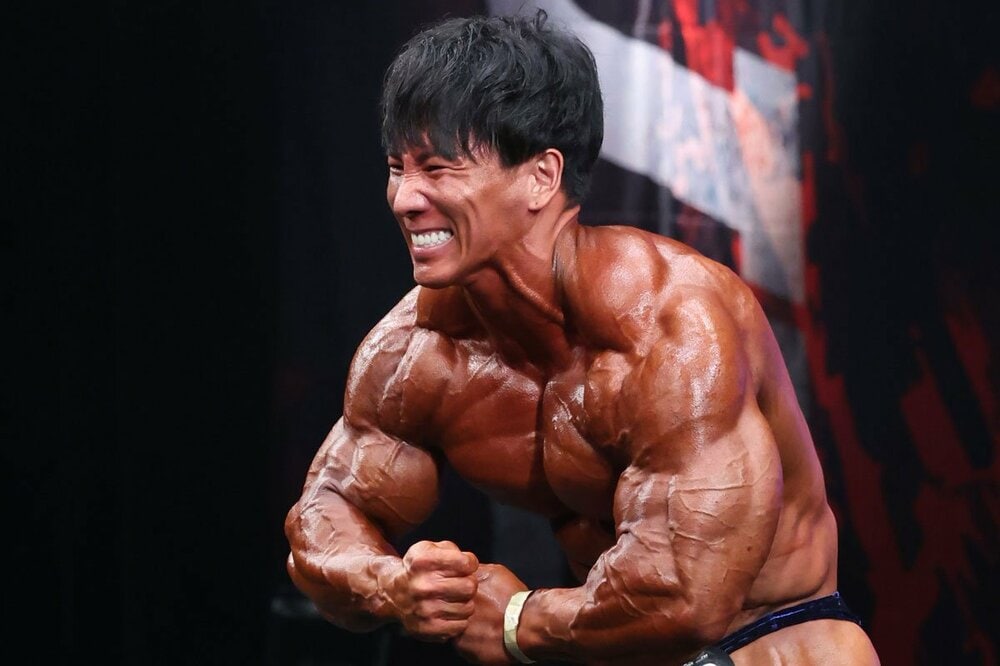 バッキバキの肉体を誇示する横川尚隆