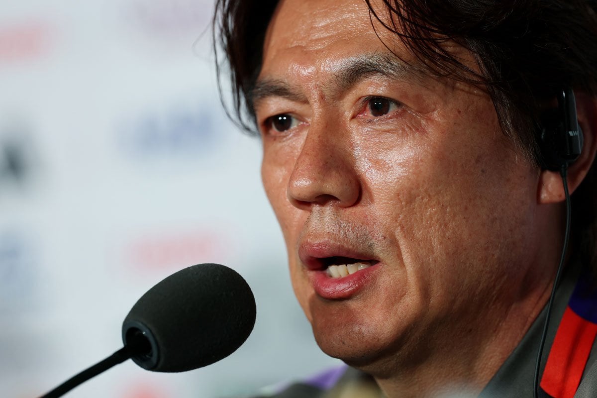 監督が国に帰れない？サッカーとファンの怒り