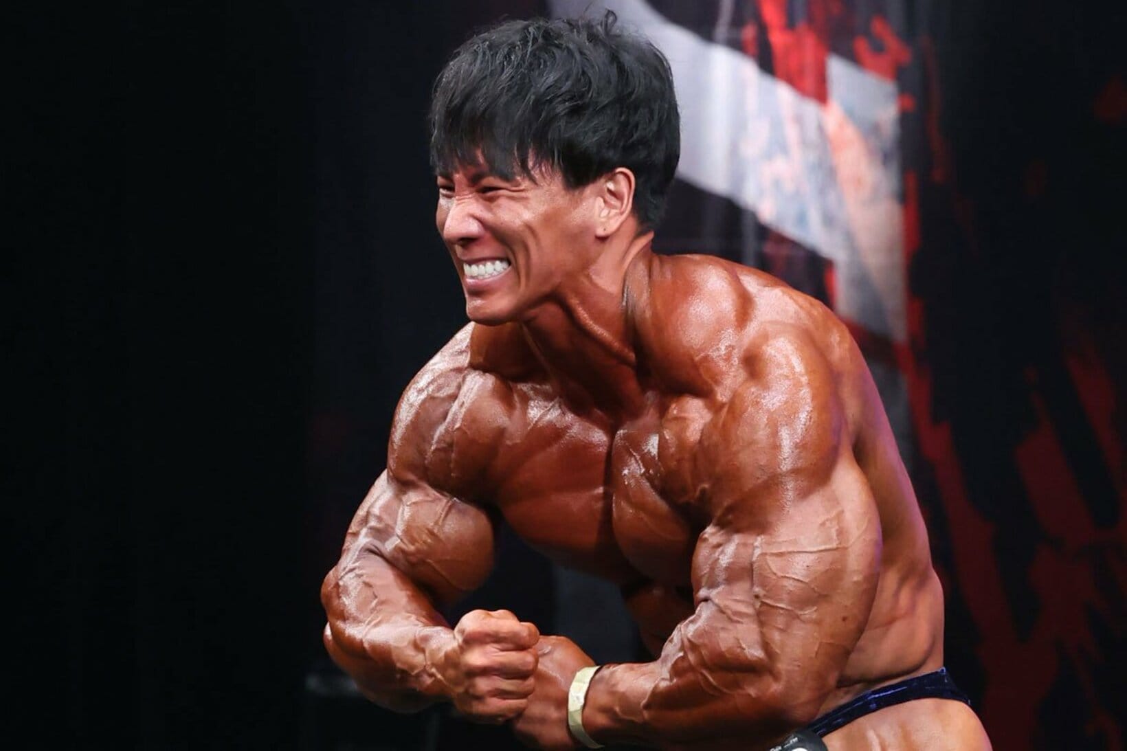 バッキバキの肉体を誇示する横川尚隆