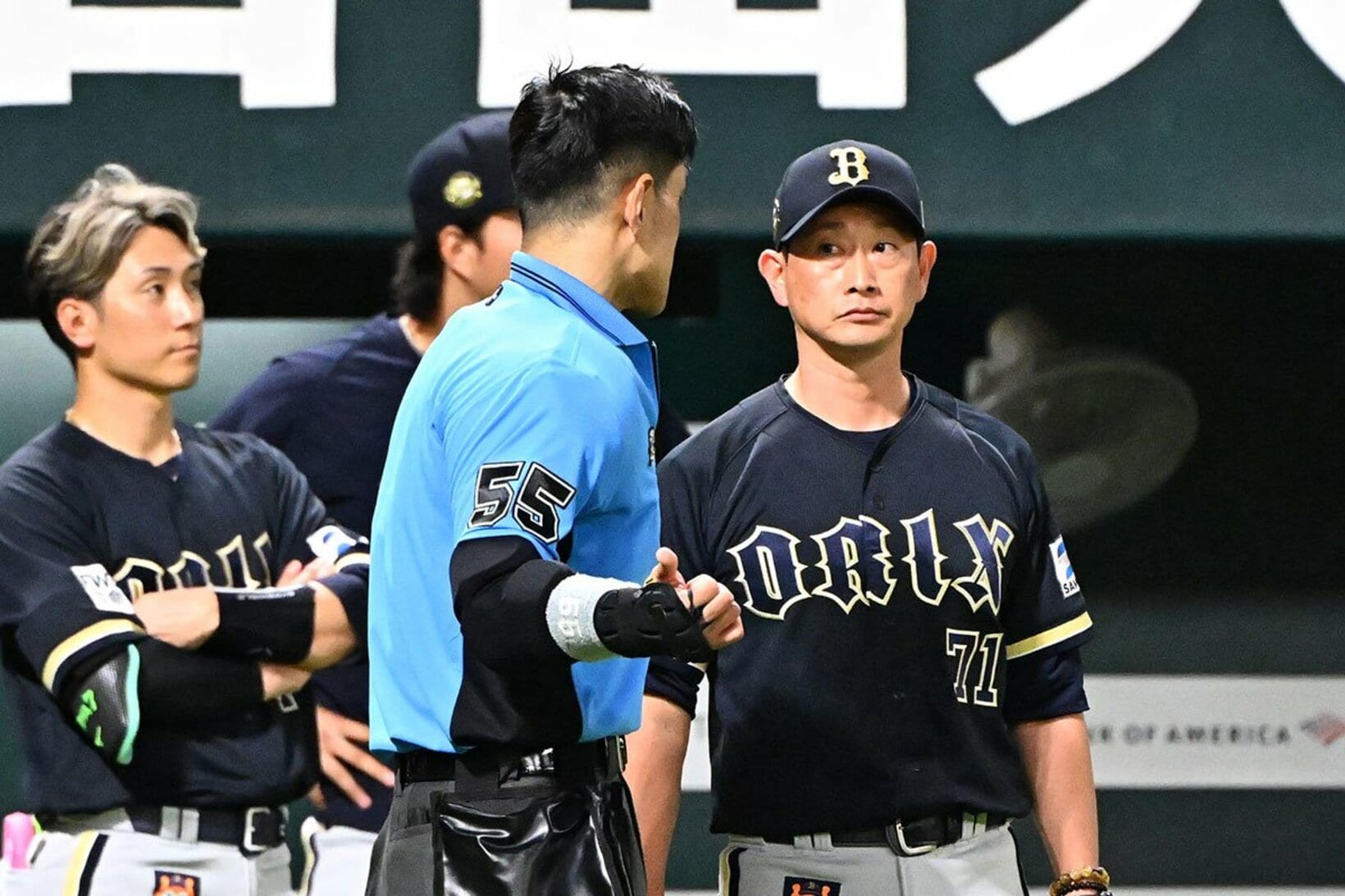 柳田悠岐の打球について球審に確認するオリックス・岸田監督