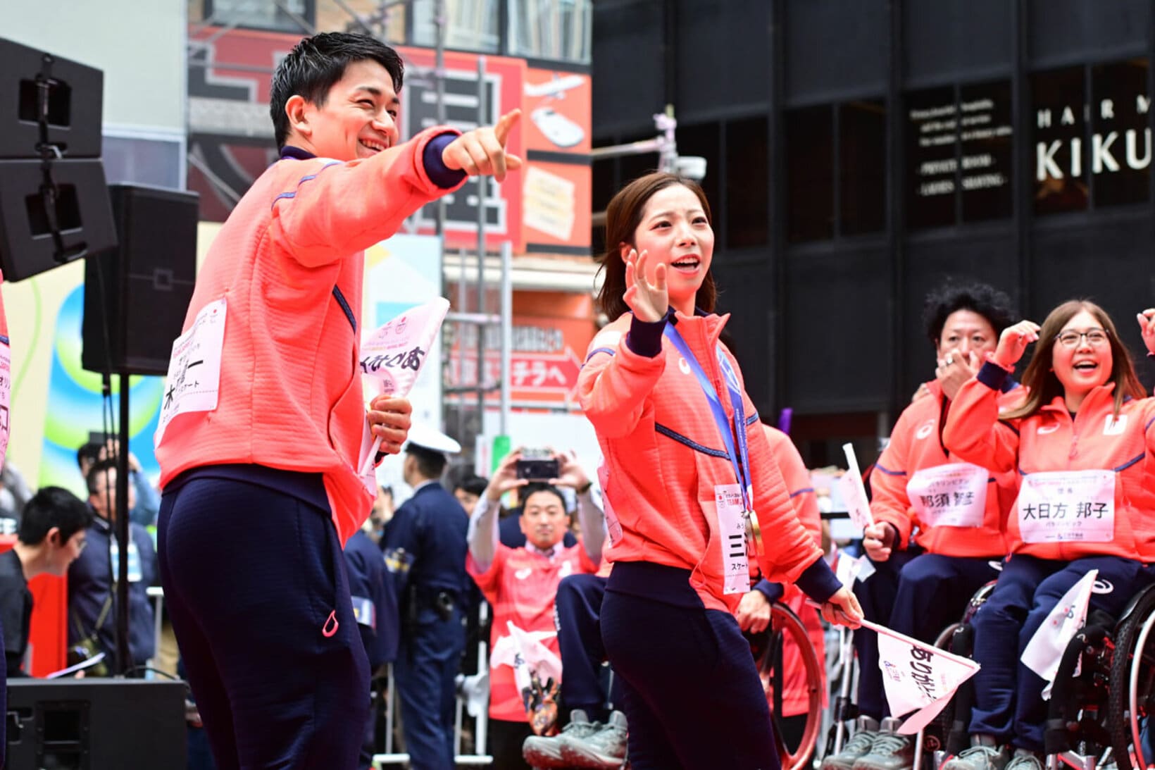 パレードに参加した木原龍一と三浦璃来