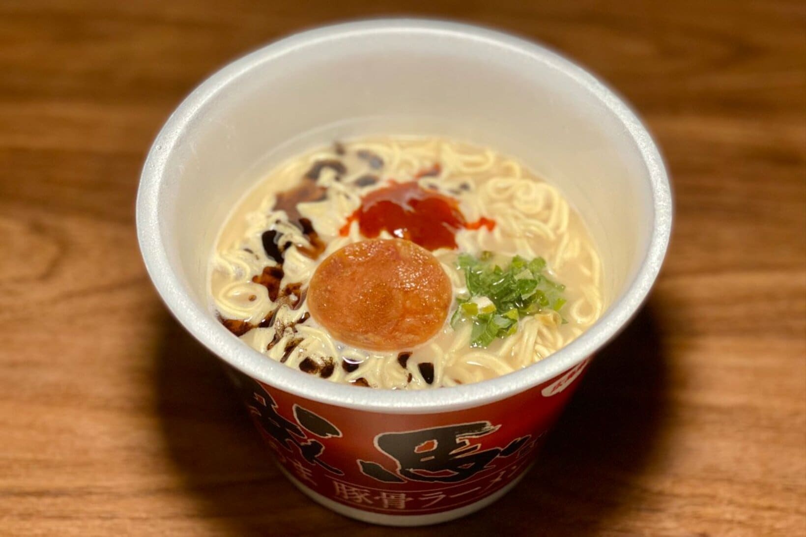 特製辛ダレと特製香味油を左右に分けてトッピングするのがオススメ