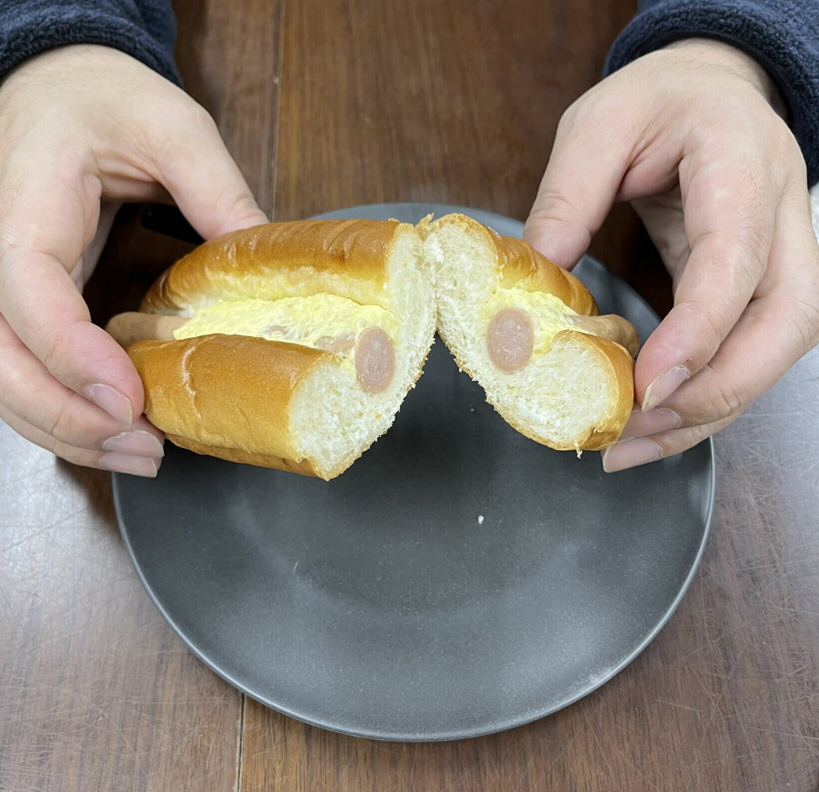  オニオン入りのからしマヨが特徴的なローソンの「あらびきソーセージ～オニオンからしマヨ～」（東スポWeb）