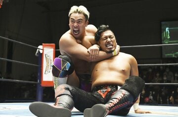  鷹木(右)をマネークリップで締めあげるオカダ（新日本プロレス提供）