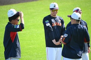 パワフルな打撃で井端監督を驚かせた佐藤輝明（中）