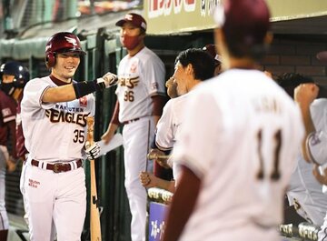 ベンチの出迎えを受ける楽天・島内（左）
