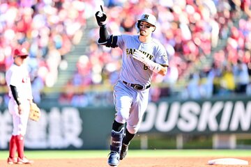 スタンドを指差し周回する佐藤輝