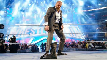  リング上にシューズを置くトリプルＨ(©2022 WWE, Inc. All Rights Reserved.)