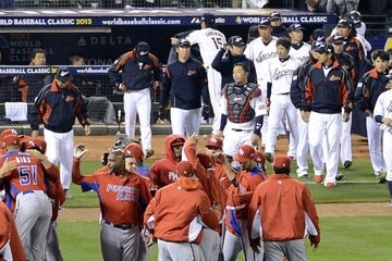 ＷＢＣ準決勝（２０１３年３月１８日）喜ぶプエルトリコ（左手前）と侍ジャパン