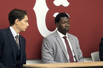 支配下会見に臨む巨人のフリアン・ティマ外野手（右）