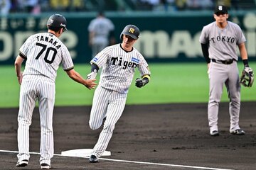 初回、右越えＨＲを放った阪神・近本（中央）