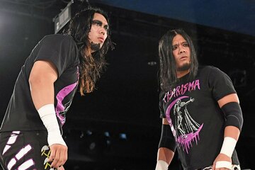 14日の新宿大会では、ニセ佐々木大輔(左)と対戦した佐々木大輔